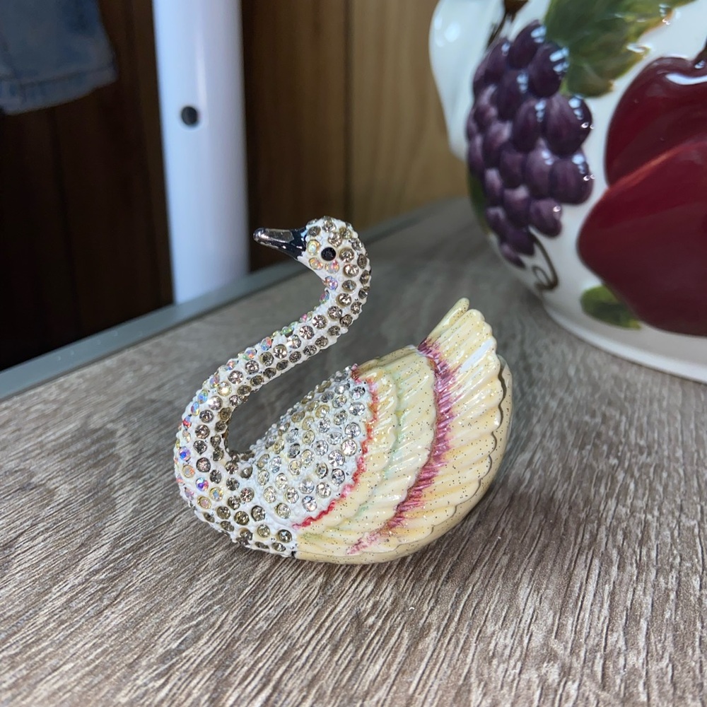 Elegant Crystal Swan Figurine